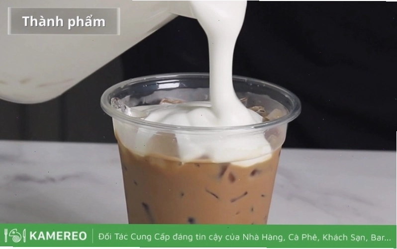Phủ lớp kem muối lên ly cà phê