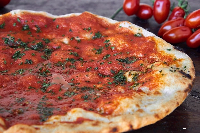 Pizza Napoletana chính gốc với lớp vỏ mỏng và topping tươi ngon