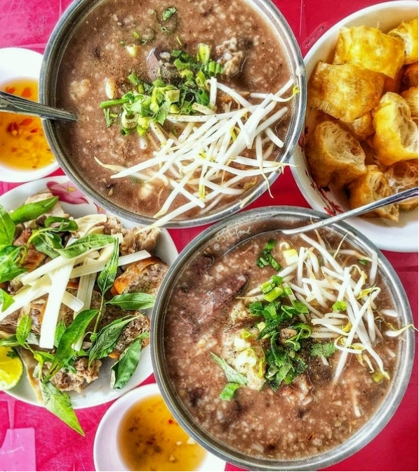 Quán cháo lòng bà Út đông khách, nổi tiếng với hương vị truyền thống