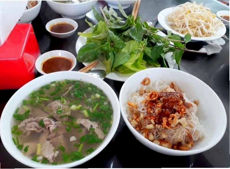Quán phở khô Gia Lai Bé Tư phục vụ món ăn hấp dẫn