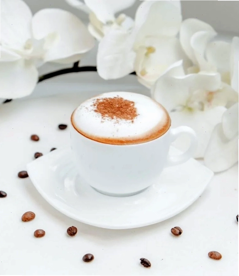 Rắc bột cacao tạo hình trên bề mặt đồ uống