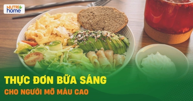 Rau xanh và trái cây tươi trong bữa sáng cho người mỡ máu cao