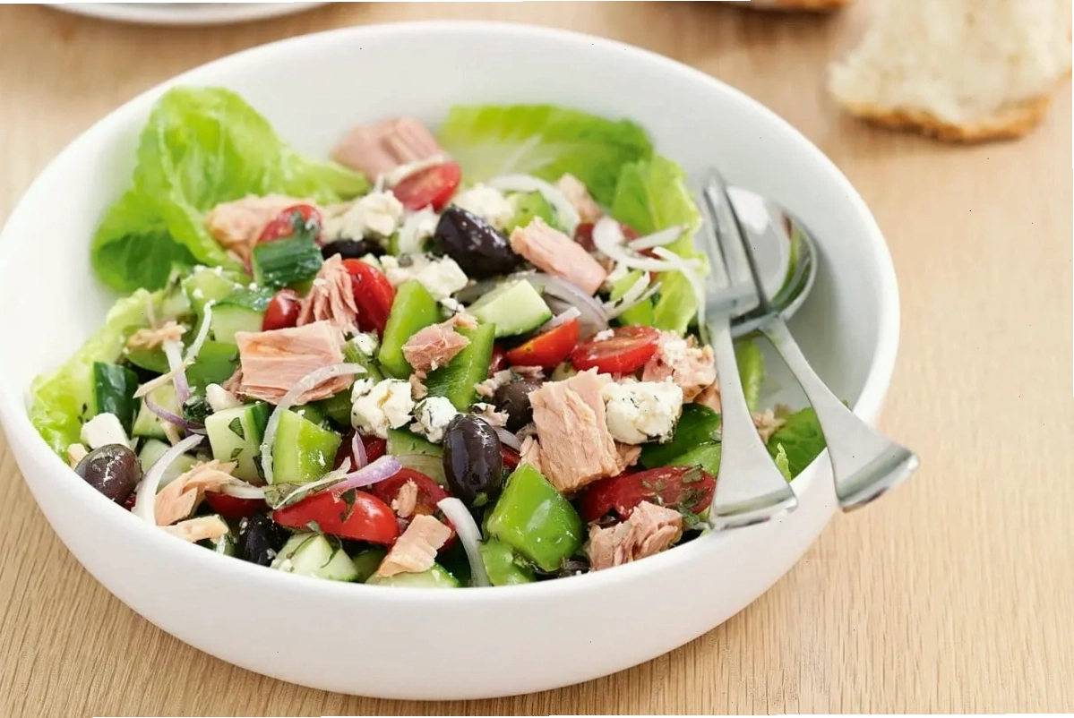 Salad cá ngừ cho bữa trưa healthy