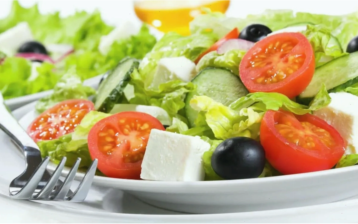 Salad trộn dầu olive là món ăn lý tưởng cho người theo Keto