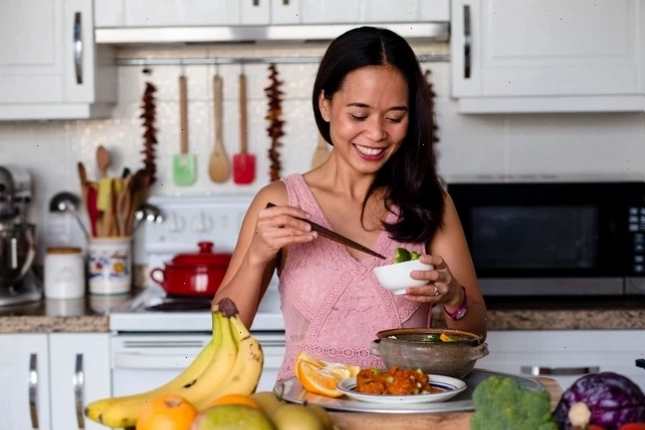 Salad ức gà nướng với rau xanh tươi ngon