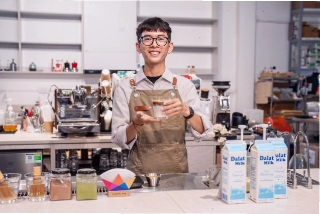 Sinh tố trái cây nhiệt đới với sữa tươi