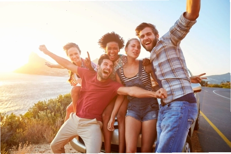So sánh hài hước cách người hướng nội và hướng ngoại đối mặt với đám đông