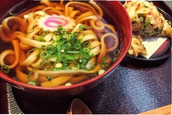 Sợi mì udon to tròn, dai mềm trong nước dùng thanh nhẹ, ăn kèm tempura
