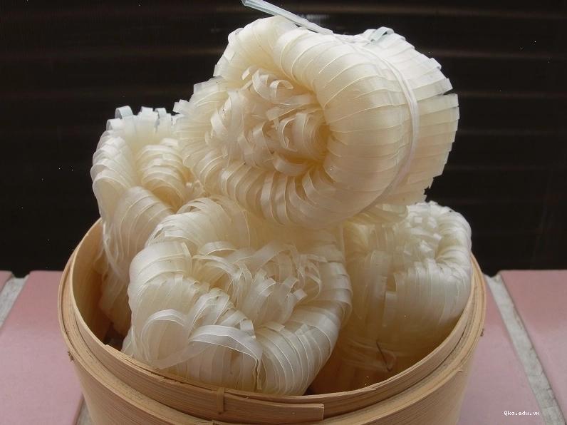 Sợi mỳ Chũ vàng óng, dai ngon đặc trưng của Bắc Giang