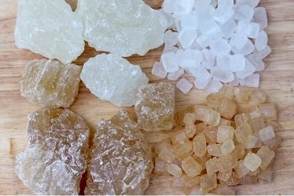 Sử dụng đường cát hoặc đường phèn để nấu nước đường pha chế