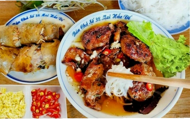 Suất bún chả Hà Nội hấp dẫn với chả nướng thơm lừng và bún rối