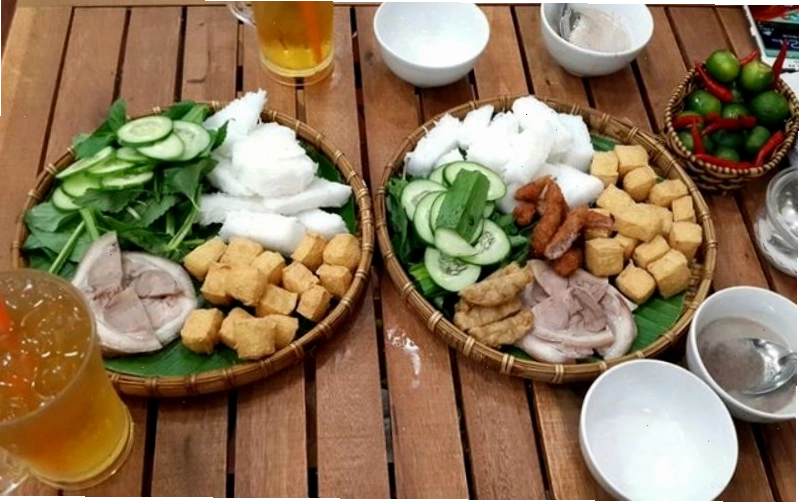 Suất bún đậu mắm tôm đầy đặn tại quán Tiến Hải