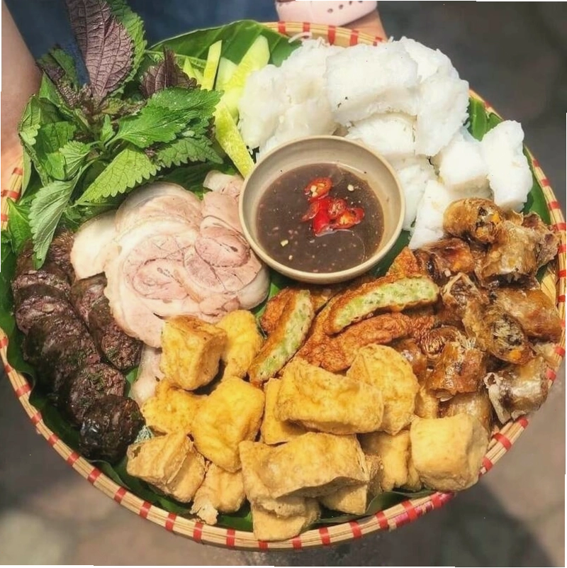 Suất bún đậu mắm tôm đầy đặn với bún, đậu, chả và các loại rau sống