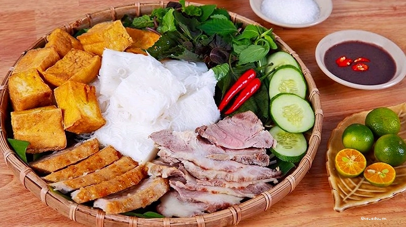 Suất bún đậu mắm tôm đầy đặn với đậu phụ, bún, chả và rau sống