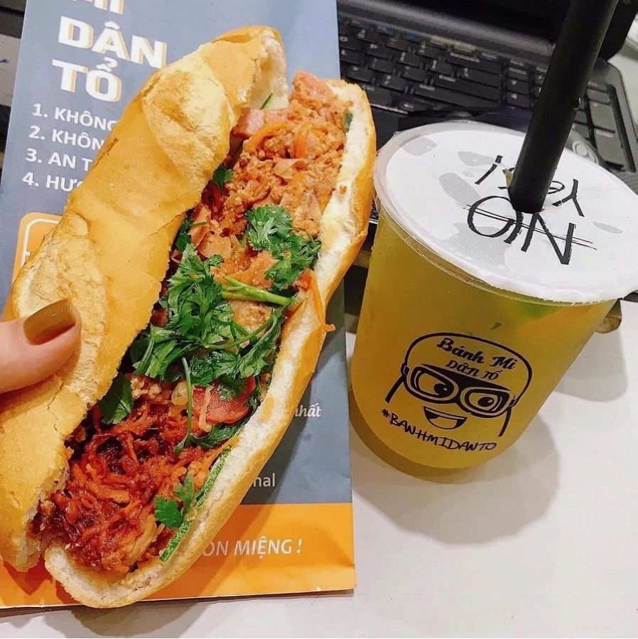 Suất bún đậu mắm tôm đầy đặn với nhiều món ăn kèm