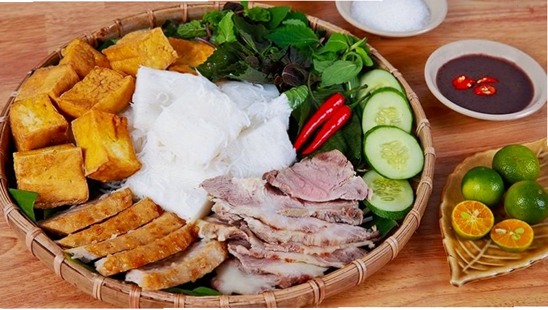 Suất bún đậu mắm tôm đầy đặn với nhiều món ăn kèm hấp dẫn