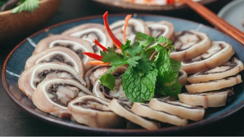 Tai heo cuộn mộc nhĩ hấp dẫn