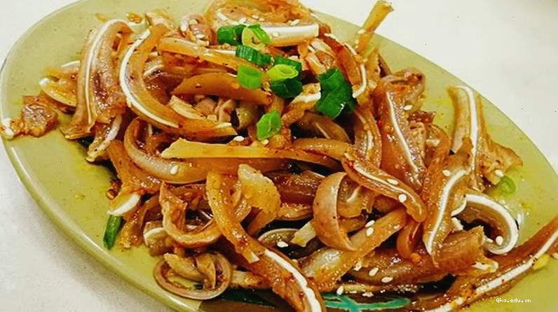 Tai heo khìa nước dừa mềm ngon đậm đà