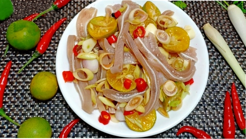 Tai heo ngâm sả tắc chua cay hấp dẫn