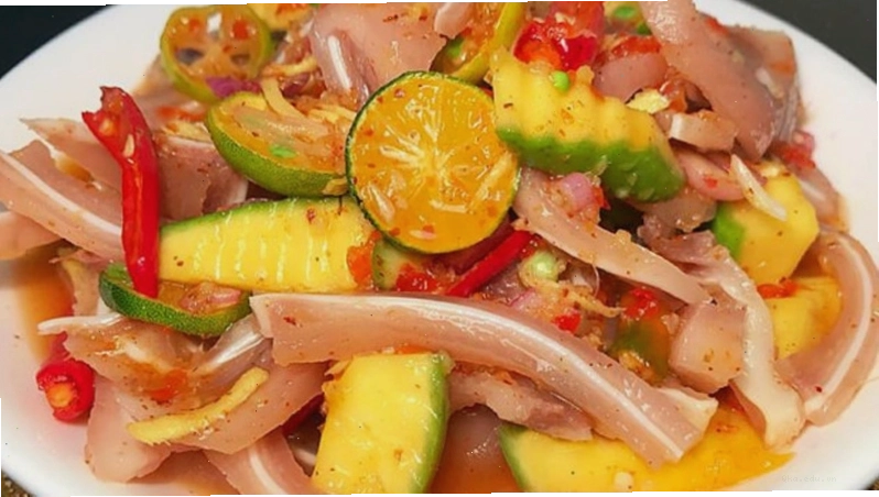 Tai heo ngâm sốt thái đậm đà hương vị