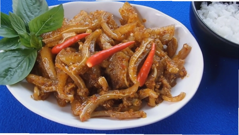 Tai heo xào sả ớt thơm lừng hấp dẫn