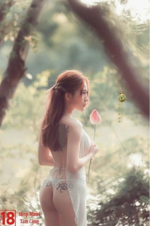 Thiếu nữ diện bikini trong suốt màu trắng khoe nét đẹp tinh khôi