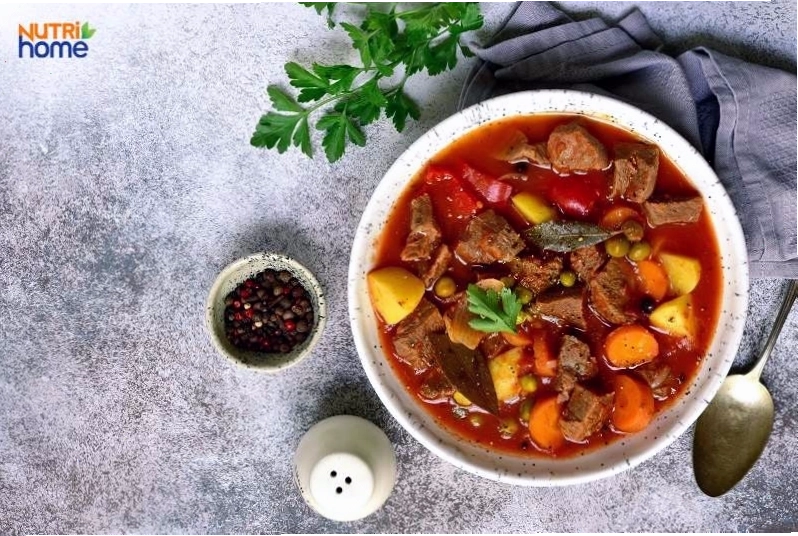 Thịt bò rau củ hầm bổ sung sắt và lợi sữa cho mẹ