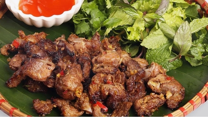 Thịt sườn non được tẩm ướp sốt BBQ