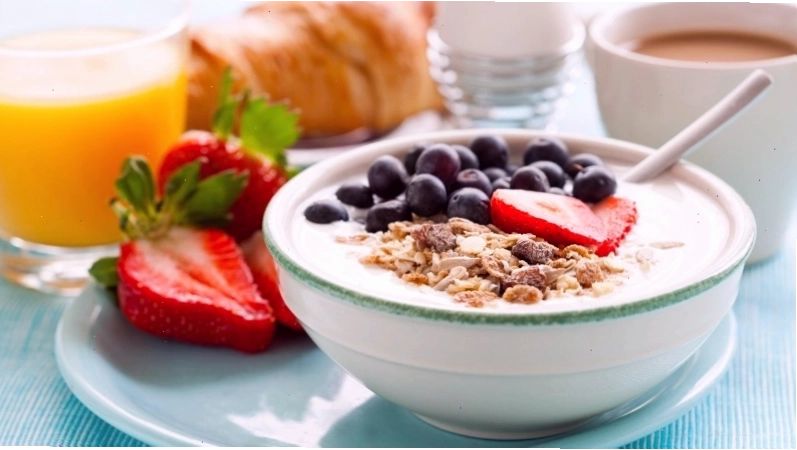 Thực đơn bữa sáng cho người mỡ máu cao với yến mạch và trái cây