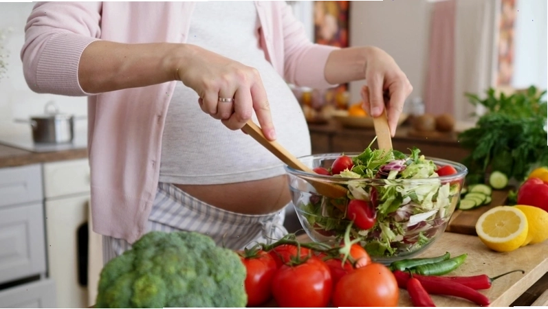 Thực đơn bữa trưa lành mạnh cho bà bầu với cơm gạo lứt và ức gà