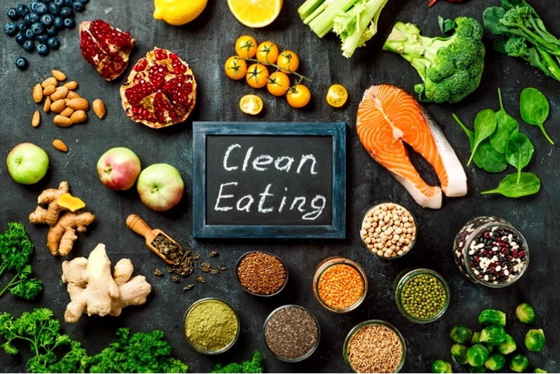 Thực đơn eat clean 1300 calo với ức gà và rau xanh