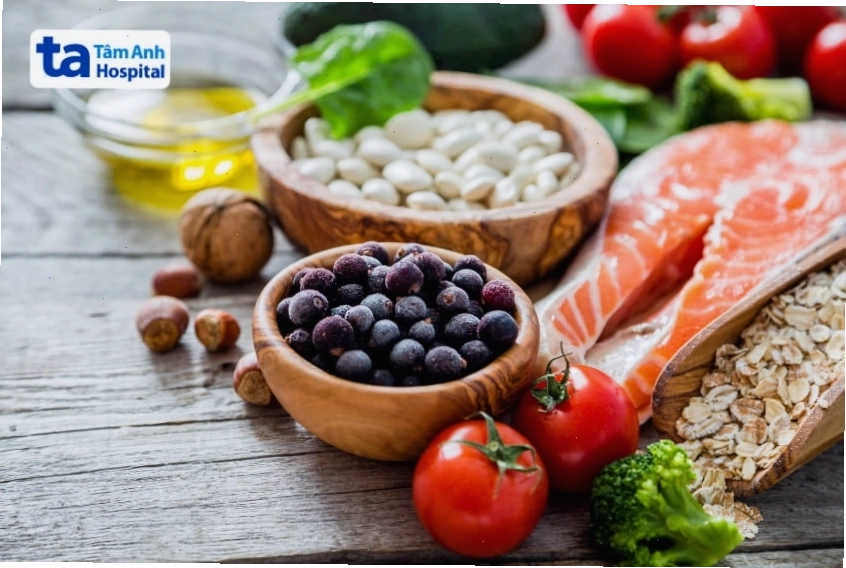Thực đơn lành mạnh cho người tiểu đường với rau củ tươi ngon và cá hồi