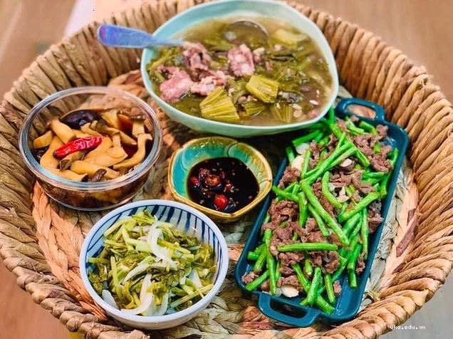 Thưởng thức ẩm thực Việt Nam cùng bạn bè