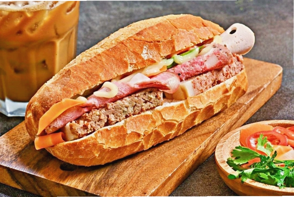 Thưởng thức bánh mì tại Sài Gòn với các topping phong phú