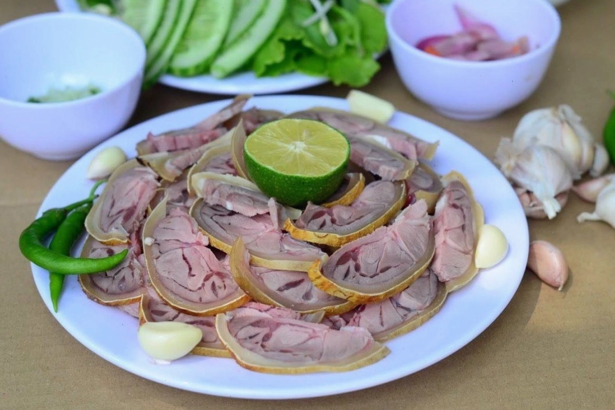 Thưởng thức bê thui Cầu Mống cùng rau sống và nước chấm