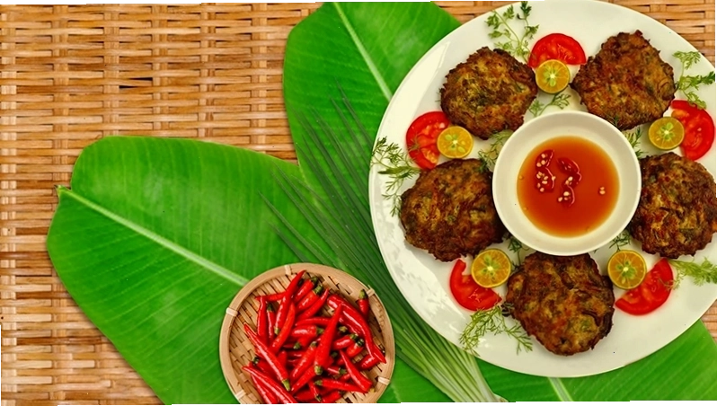 Thưởng thức chả rươi nóng hổi