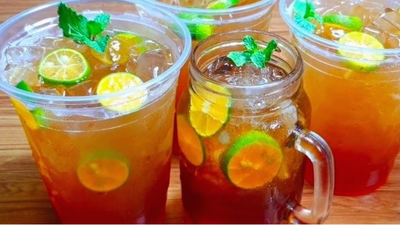 Thưởng thức ly trà tắc mát lạnh