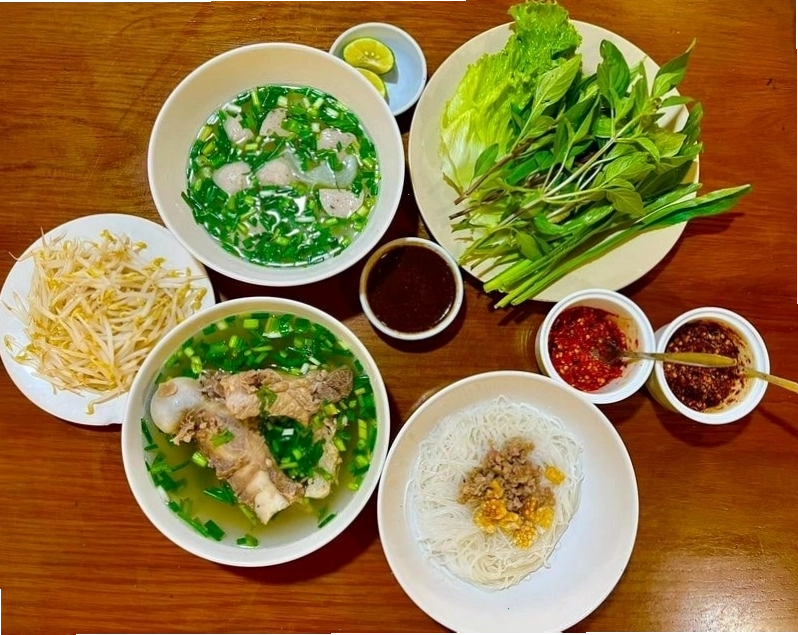 Thưởng thức phở khô Gia Lai tại quán Hùng Ròm