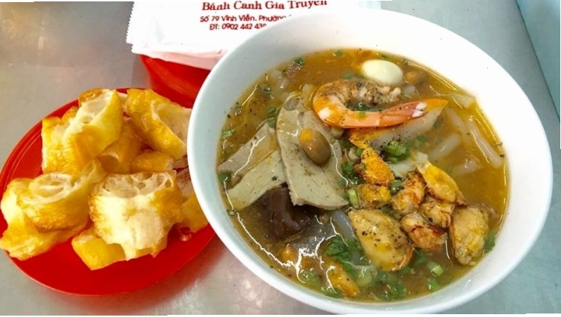 Tô bánh canh cua đầy đặn với nhiều topping hấp dẫn