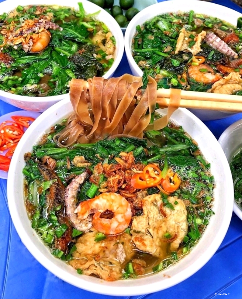 Tô bánh đa cua với nước dùng đậm đà và topping hấp dẫn
