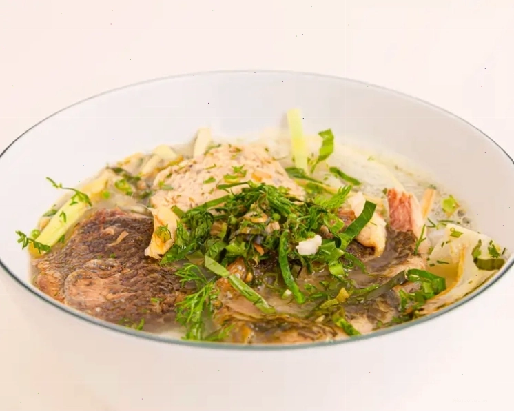 Tô bún bò Huế cay nồng với đầy đủ topping hấp dẫn