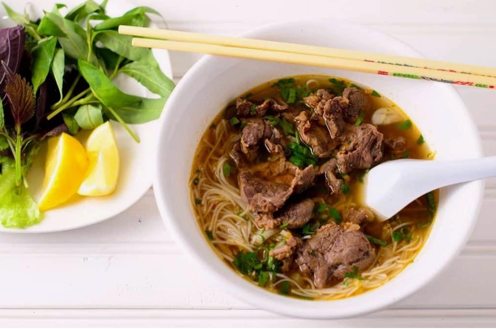 Tô bún bò Huế đầy đặn với thịt bò, giò heo và chả cua