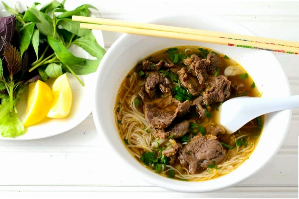 Tô bún bò Huế hấp dẫn với đầy đủ thịt, chả, huyết và rau sống