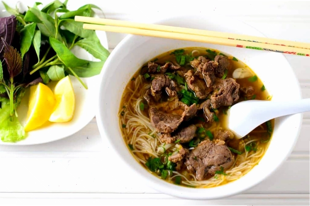 Tô bún bò Huế thơm ngon hấp dẫn với đầy đủ thịt bò, giò heo và rau sống