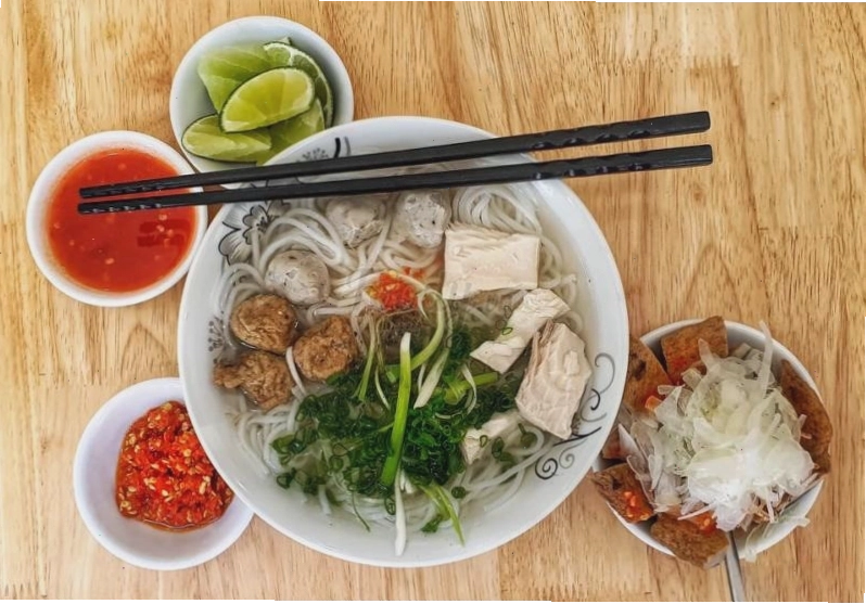 Tô bún chả cá Nha Trang nóng hổi