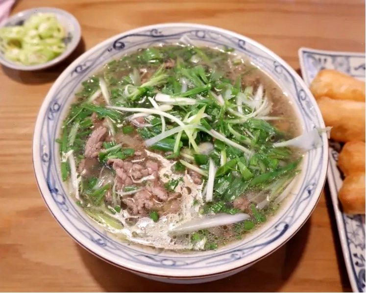 Tô bún riêu cua đầy đặn với gạch cua béo ngậy