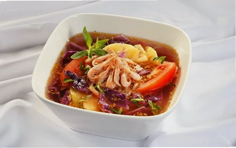 Tô canh chua bắp cải tím với màu sắc bắt mắt