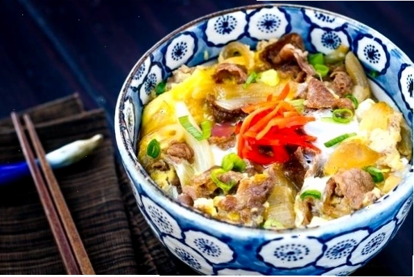 Tô katsudon đầy đặn với miếng cốt lết heo chiên giòn phủ trứng và hành
