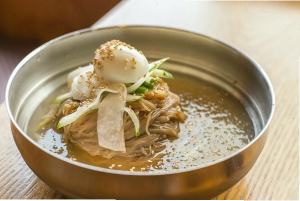 Tô mì lạnh Naengmyeon mát lạnh với nhiều loại topping hấp dẫn