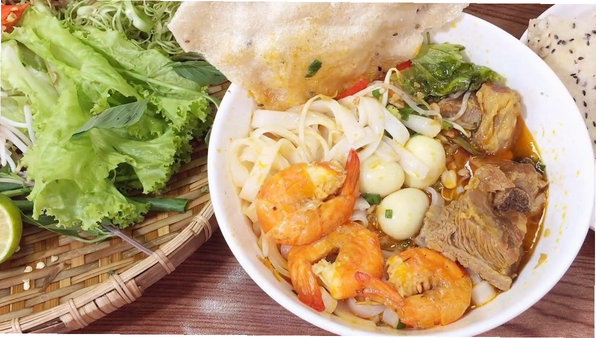 Tô mì Quảng đầy đủ topping hấp dẫn